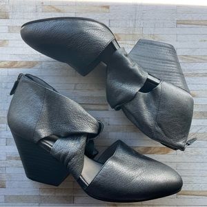 Never worn Eileen Fisher Margo Wedge in Pewter pebbled leather.